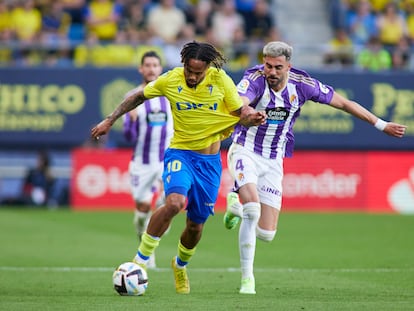 Bongonda, autor de los dos del Cádiz ante el Valladolid, se marcha de Kike Pérez.