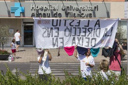 Trabajadores del Arnau de Vilanova protestan por el cierre de camas este verano