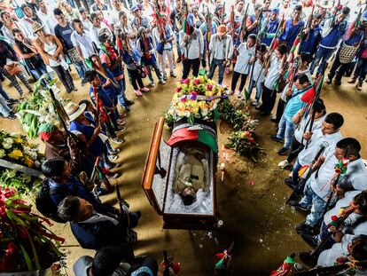 Funeral del líder indígena Edwin Dagua en el municipio de Caloto, quien fue asesinado por buscar proteger la reserva ecológica Huellas, de Colombia.