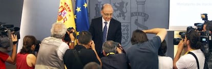 Montoro, antes de la conferencia de prensa tras el Consejo de Ministros.