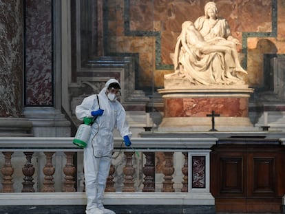 Un operario desinfecta con dióxido de cloro la Basílica de San Pedro para su reapertura.