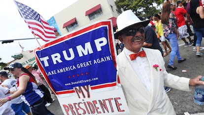 Migrante cubano muestra su apoyo a Trump en Miami, Florida.