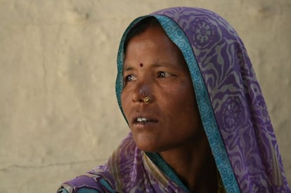 Manju Devi Yadav, de 26 años, tiene cuatro hijos (tres niñas y un chaval). Cuando tuvo su primera regla, sus padre la casaron. Cuatro meses después se quedó embarazada y tuvo a su primogénito con 12. Un año más tarde, parió a su hija mayor, que hoy tiene 13 años. Desde entonces sufre prolapso uterino. "Me tuvieron seis días en una habitación aparte y comía solo jengibre y azúcar negro", recuerda. A las mujeres se las mantiene unos días separadas del resto de familia tras el parto porque se las considera impuras, denuncia Amnistía Internacional. "Sé que esto tiene que parar. Que los niños no deben casarse tan pronto. Pero no tengo ayuda y tendré que buscar unos buenos chicos para mis hijas. Soy una mujer, ¿qué puedo hacer?", lamenta. Su hijo, de 14, ya ha contraído matrimonio. "Es muy travieso. No pude hacer nada por evitarlo".