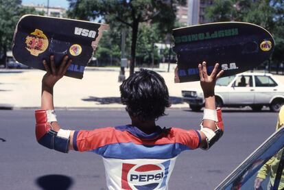 Un joven patinador muestra su tabla rota en 1979.