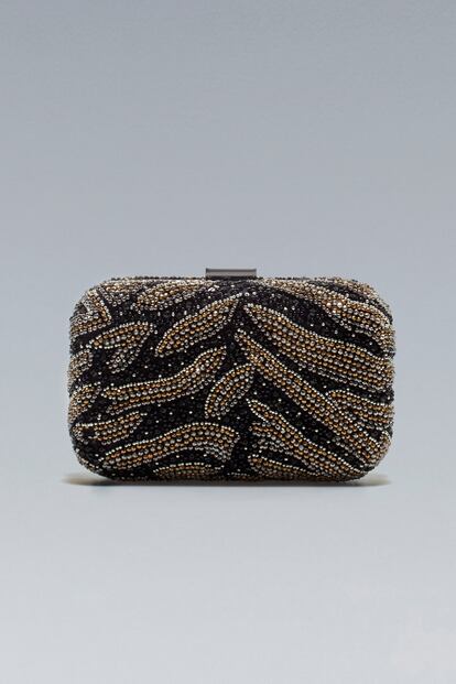 Clutch con incrustaciones doradas de Zara (49,95 euros).