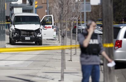 La policía inspecciona una camioneta sospechosa de estar involucrada en una colisión causando varios muertos en Toronto.
