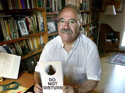 Carod Rovira con algunos de los carteles con el habitual "Do not disturb".