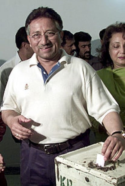 Musharraf deposita su voto junto a su esposa, Sehba, en Rawalpindi.