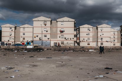 A pesar de ser un barrio castigado y, en muchas ocasiones, marginado, los vecinos de El Puche se niegan a abandonarlo. Este barrio convive con un asentamiento de chabolas desperdigadas y trozos de tierra quemada (debido a las pequeñas hogueras para hacer desaparecer la basura acumulada). Hay casas hechas de pequeñas chapas de metal, cartón y palés. Alrededor, el descampado está cubierto de viejos coches desguazados, sillas de tres patas, bolsas de plástico rotas, colchones viejos, infinidad de latas de conservas, gatos y perros callejeros. 