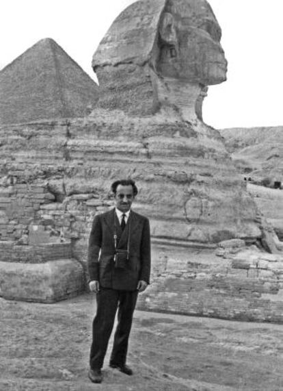 Ignasi Agust&iacute; davant l&rsquo;esfinx de Giza, a Egipte, l&rsquo;agost del 1956.