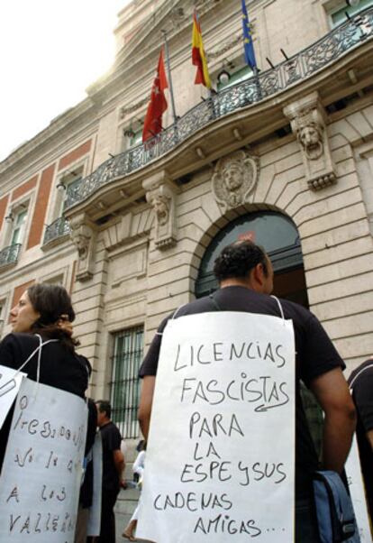Un grupo de trabajadores de Tele K protesta ante la sede de la Comunidad de Madrid por la adjudicación de licencias.