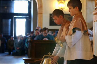 En la imagen, misa en la ciudad natal del Papa, la polaca Wadowice, donde los fieles rezan por Juan Pablo II.