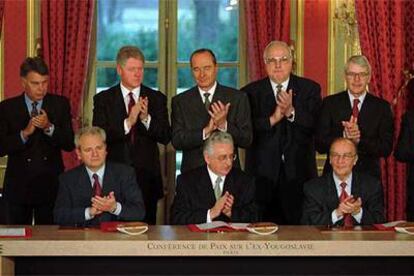 Firma del acuerdo final de paz para la ex Yugoslavia en París, en diciembre de 1995.