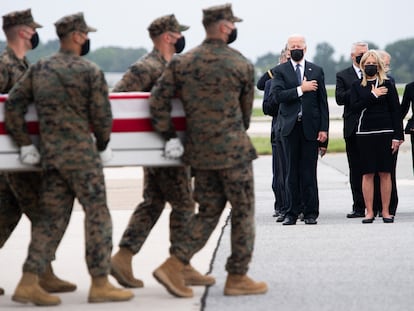 El presidente Biden observa en la base aérea de Dover el arribo de los ataúdes de los soldados fallecidos en Kabul.