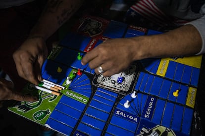 Reclusos juegan parqués apostando cigarrillos en las celdas de la estación de policía de Usme en Bogotá.