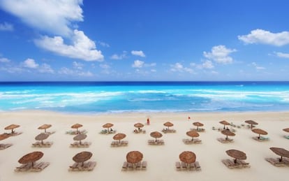 Sombrillas en una playa de Cancún, en México.