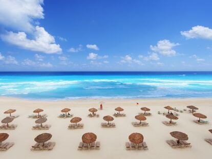 Sombrillas en una playa de Canc&uacute;n, en M&eacute;xico. 