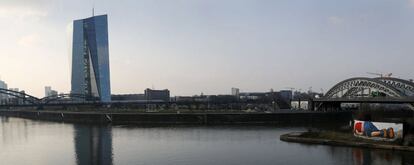Panorámica del grafiti sobre Aylan y el Banco Central Europeo, en Fráncfort.