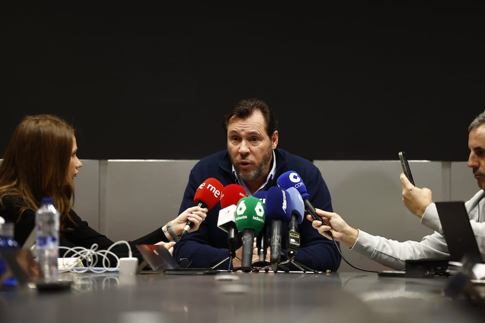 El ministro de Transportes, Óscar Puente, este sábado en Atocha. / Claudio Álvarez