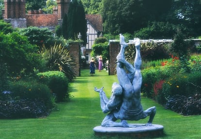 Son la quintaesencia de los parterres ingleses. Partiendo de una elegante casa georgiana con fachada Tudor de entramado de madera, se han creado unos jardines románticos, con plantas que se ponen preciosas durante la temporada de floración. James y Angela Sellick abrieron su jardín particular al público en 1992, tras la restauración realizada por el arquitecto paisajista Anthony du Gard Pasley. El escenario muta en primavera, con miles de tulipanes y flores tiñendo de vivos colores el verde predominante. A lo largo del año, se celebran eventos especiales, como el Festival del Tulipán o los fines de semana dedicados a las rosas y los huertos. Este es un jardín para visitar con tiempo suficiente para inspirarse y tomar ideas para nuestro propio jardín. Hay amplias extensiones de césped, fuentes y estanques, paseos alfombrados por el bosque y espacio para unos espléndidos rosales. Tiene una cafetería en el jardín, que ofrece una buena comida casera, gran parte procedente de su propio huerto. Los jardines abren de abril a septiembre.