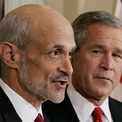 Michael Chertoff (izquierda), nuevo responsable de Seguridad Nacional, y George W. Bush, en la Casa Blanca.