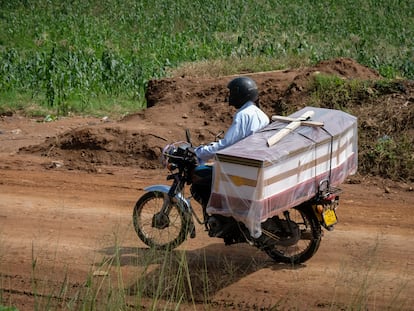 Un motorista lleva un ataúd que se va a usar para una víctima de ébola en Kasanda (Uganda), el pasado 1 de noviembre.