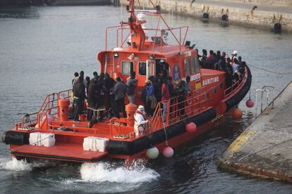 Salvamento Marítimo traslada a Tarifa a 54 inmigrantes rescatados el pasado día 27 de agosto.