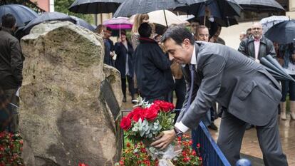 Torres coloca un ramo de flores en el monolito dedicado a las víctimas del terrorismo en Portugalete.