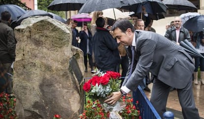 Torres coloca un ramo de flores en el monolito dedicado a las víctimas del terrorismo en Portugalete.