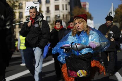 En muletas, sillas de ruedas, con perros guías... apoyados por sus familiares y amigos, los manifestantes por los recortes en las ayudas a las personas con discapacidad y los impagos al sector.