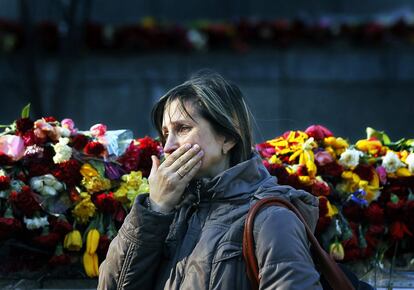 Una mujer llora junto a un altar instalado en memoria de las v&iacute;ctimas del movimiento de libertad &#039;Maidan&#039; en la Plaza de la Independencia de Kiev (Ucrania). Los ucranios siguen colocando flores y velas a diario en la plaza. 