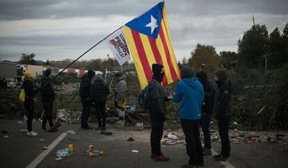 Diversos jóvenes cortan la AP-7 a su paso por Girona.