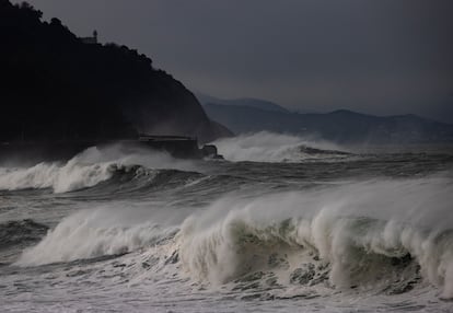 Vista del oleaje este miércoles en la playa de La Zurriola de San Sebastián.