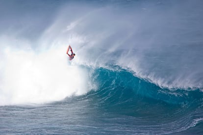 En El Frontón, con fondo de lava, donde rompe una de las mejores olas para la práctica del bodyboard.