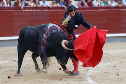 Morante de la Puebla, durante la faena a su segundo toro durante la Corrida de la Beneficencia.