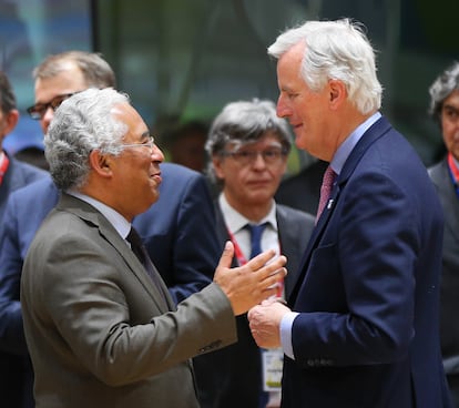 Michel Barnier, junto al entonces primer ministro de Portugal Antonio Costa, en una reunión del Consejo Europeo sobre el Brexit, el 29 de abril de 2017.