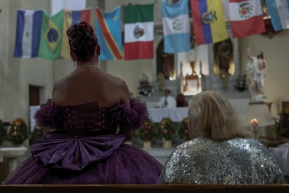 Las mujeres vistieron los tradicionales y coloridos vestidos de esta fiesta mexicana.