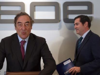 El presidente de CEOE, Juan Rosell (izquierda) junto al presidente de Cepyme, Antonio Garamendi.