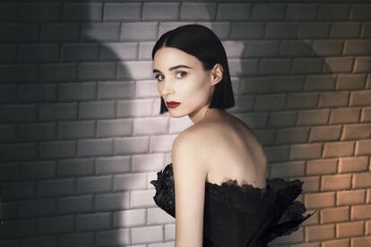 Rooney Mara recoge el testigo de Audrey Hepburn como musa de la fragancia L'Interdit de Givenchy. En la imagen, la actriz se adentra en una estación de metro parisina hacia lo prohibido.