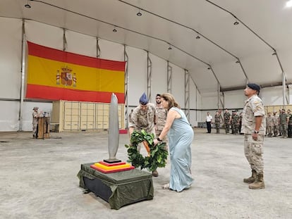 La embajadora de España en Senegal, María Dolores Ríos, y el general de brigada del Ejército del Aire Fernando Martín Pascual, hacen una ofrenda floral en el destacamento Marfil el pasado sábado. 
