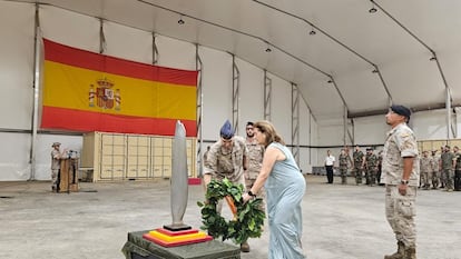 La embajadora de España en Senegal, María Dolores Ríos, y el general de brigada del Ejército del Aire Fernando Martín Pascual, hacen una ofrenda floral en el destacamento Marfil el pasado sábado.