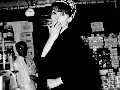 Audrey Hepburn de compras en Madrid (Mantequerías Leonesas en el barrio de Salamanca), en 1966.