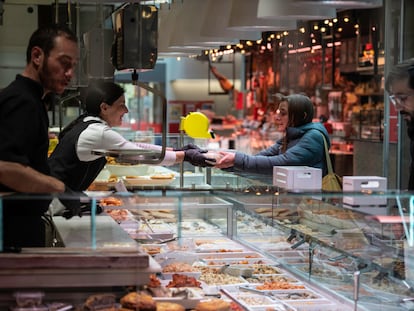 Compras en el Mercado de Sant Sntoni en Barcelona, en marzo.