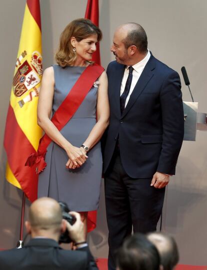 La directora general de Google España y Portugal, Fuencisla Clemares, tras recibir la Gran Cruz de la Orden del Dos de Mayo de manos del presidente regional en funciones, Pedro Rollán.