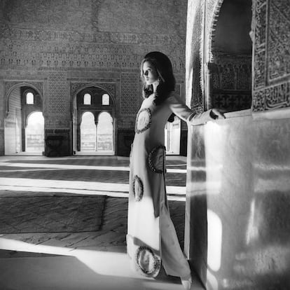 Una modelo posando para Vogue en El Mirador de Lindaraja, en la Alhambra de Granada, con un traje de pantalín y túnica de Elio Berhanyer, en 1968.