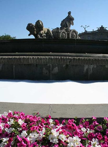 Las fuentes de Cibeles y Embajadores han amanecido con una insólita imagen: llenas de espuma. Además, las de Callao y plaza de España tenían el agua teñida de negro. Son actos de protesta por el desalojo de madrugada del centro social ocupado <i>La Alarma</i>, en la calle Sebastián Herrera del distrito madrileño de Embajadores. (Imagen cedida por el colectivo Rompamos el Silencio)