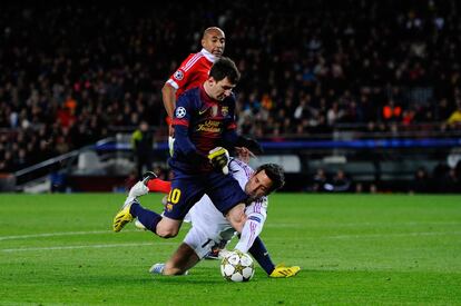 Lionel Messi es presionado por el Artur, portero del Benfica, durante un partido de la Champions en Barcelona a finales de 2012. 