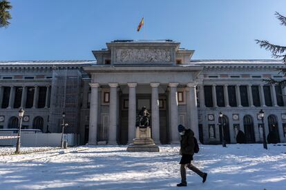 Nieve en los alrededores del Museo del Paseo del Prado, este sábado.