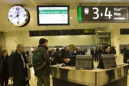 Primer viaje del AVE línea Barcelona-Madrid-Barcelona. Viajeros en la estación de Sants de Barcelona.