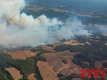 Un incendi a Artés des de l'aire l'estiu passat.